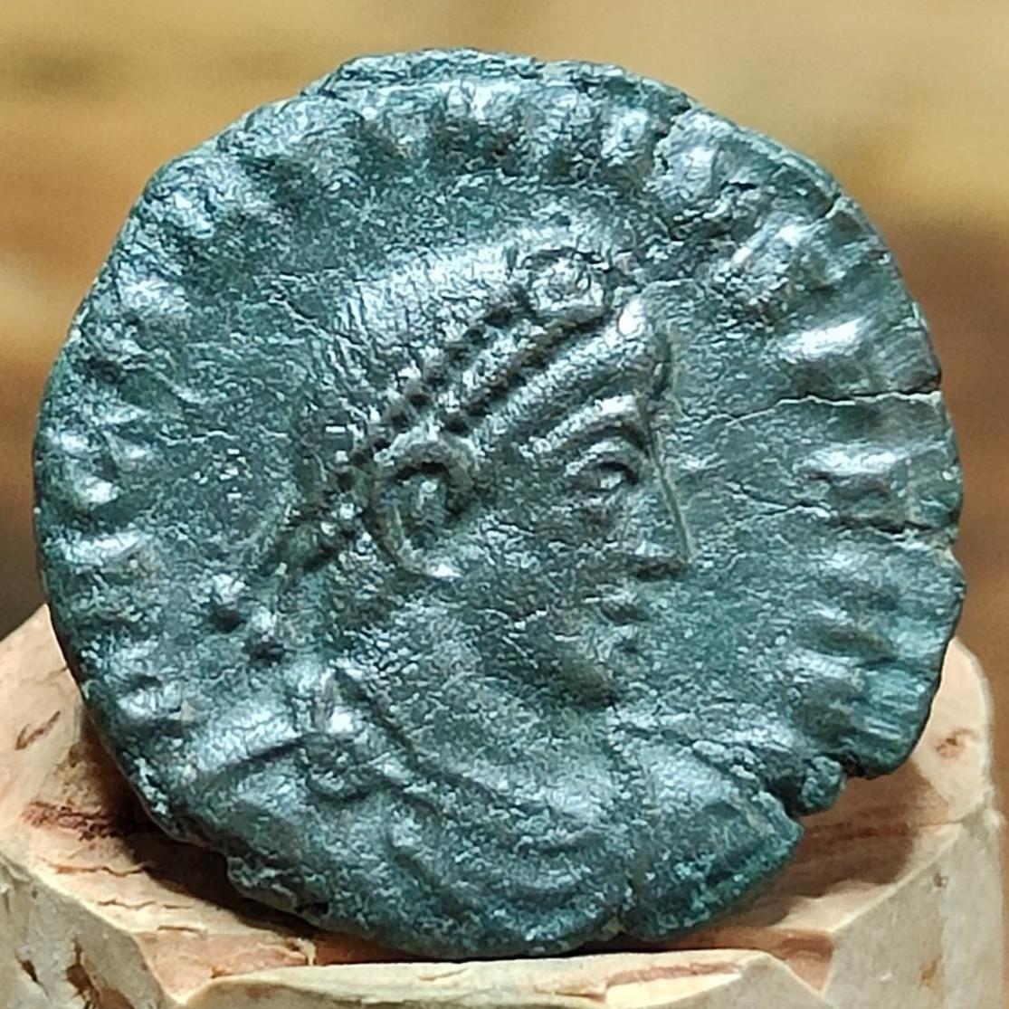 Gratian coin with Captive reverse, 367-383AD, ancient Roman nummus AE3