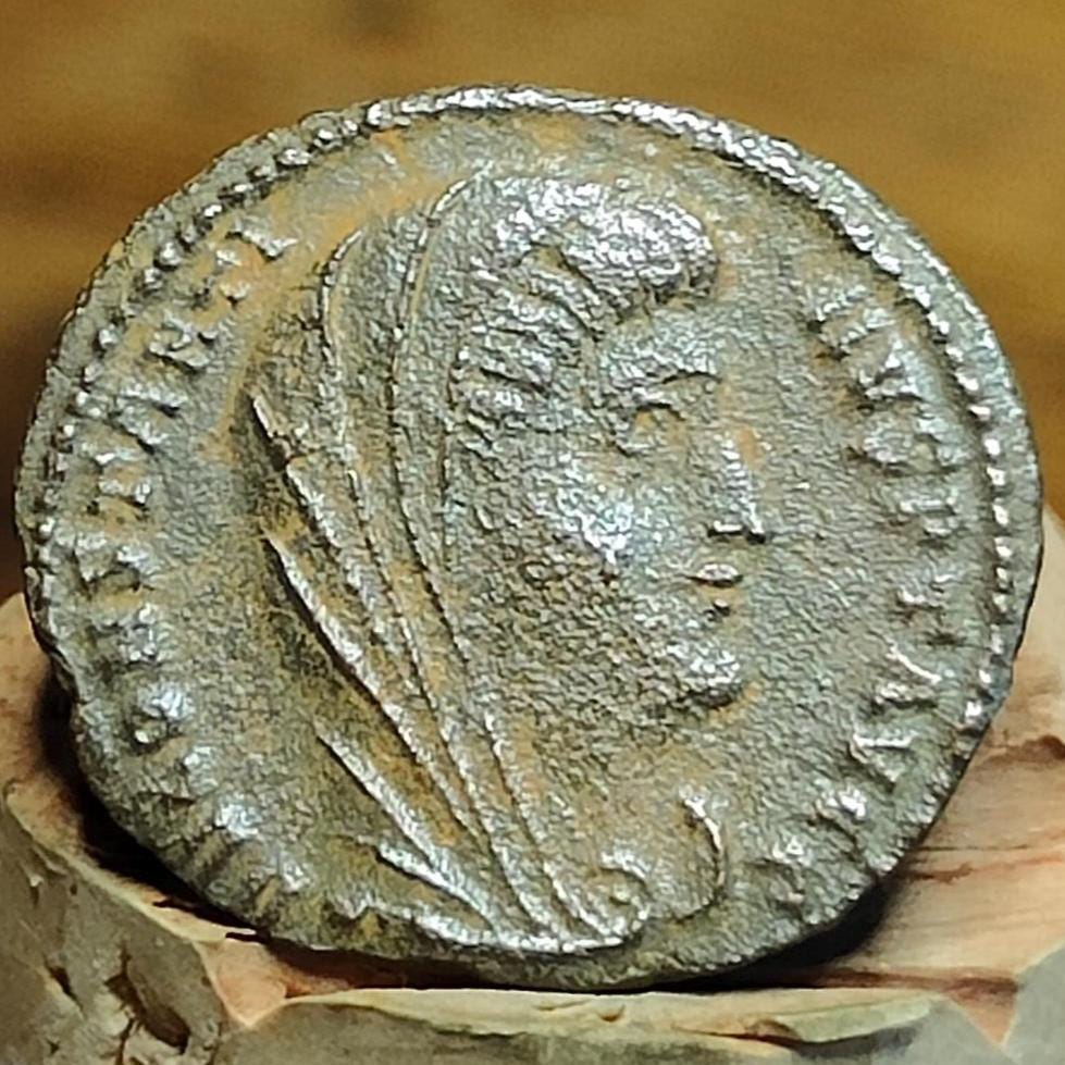 Divus Constantine coin with Chariot reverse, 306-337AD ancient roman Nummus