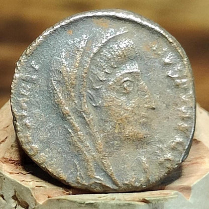 Divus Constantine coin with Chariot reverse, 306-337AD ancient roman Nummus