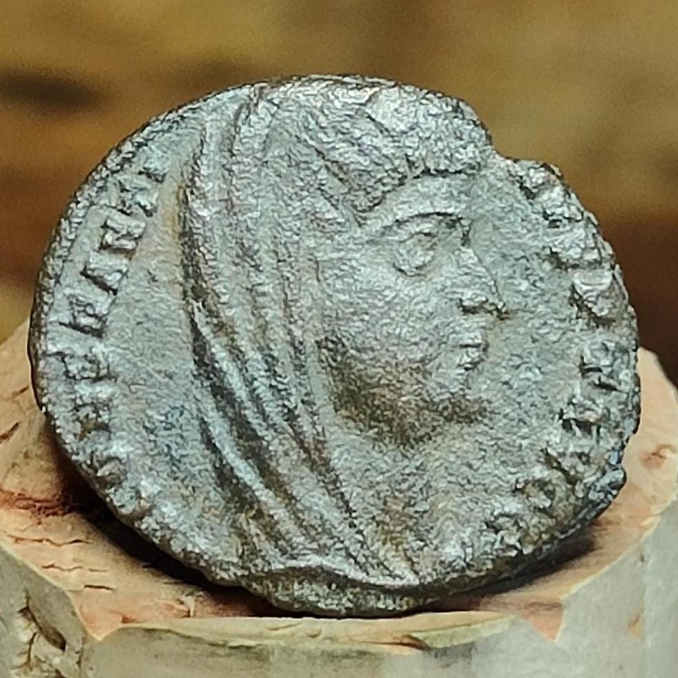 Divus Constantine coin with Chariot reverse, 306-337AD ancient roman Nummus